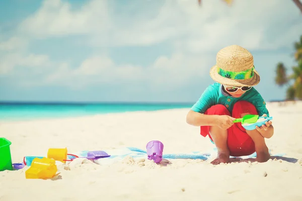 Menino brincar com areia e brinquedos na praia — Fotografia de Stock