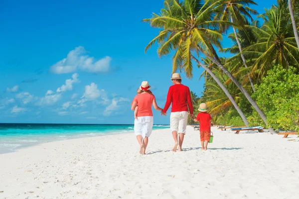 Familie met kleine zoon en dochter lopen op strand — Stockfoto