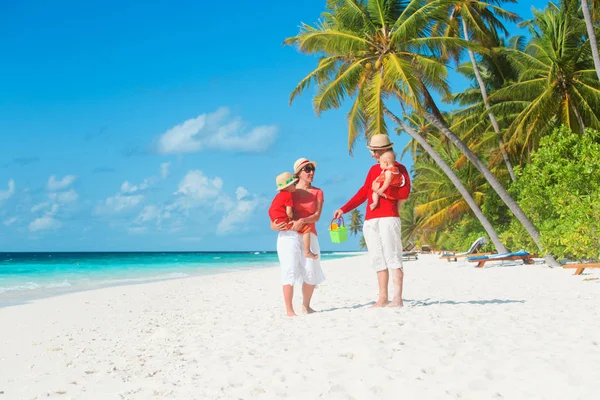 Gelukkig gezin met twee kinderen lopen op strand — Stockfoto