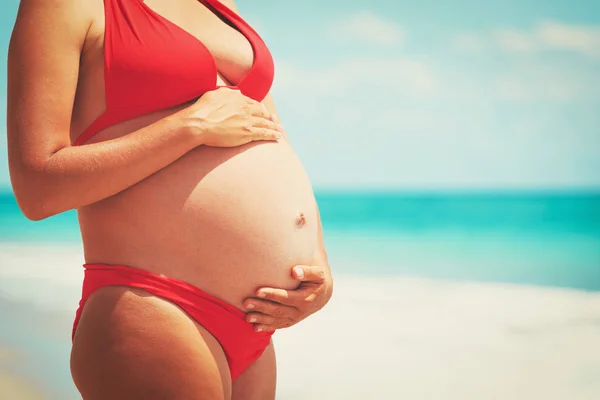 Happy pregnant woman on beach — Stock Photo, Image