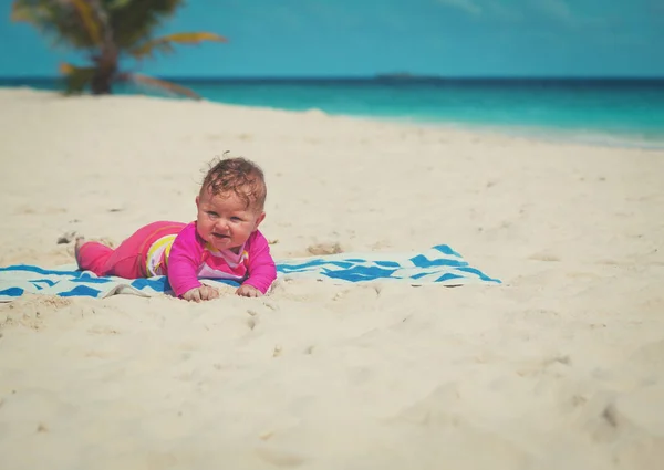 Carina bambina sulla spiaggia tropicale — Foto Stock