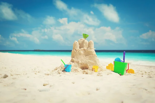 Sandburg am Strand und Kinderspielzeug — Stockfoto