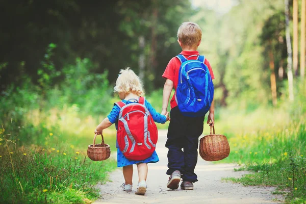 Anak kecil dan gadis pergi ke hutan — Stok Foto