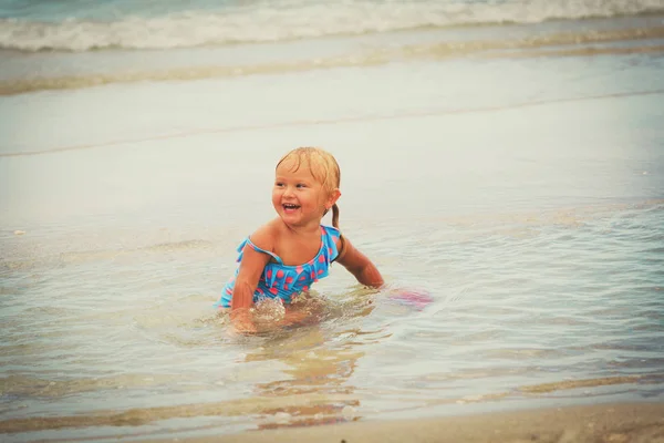 Gelukkig weinig meisje spelen op zee — Stockfoto