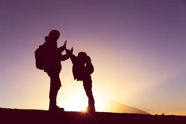 Otec a syn s batohy turistické při západu slunce — Stock fotografie