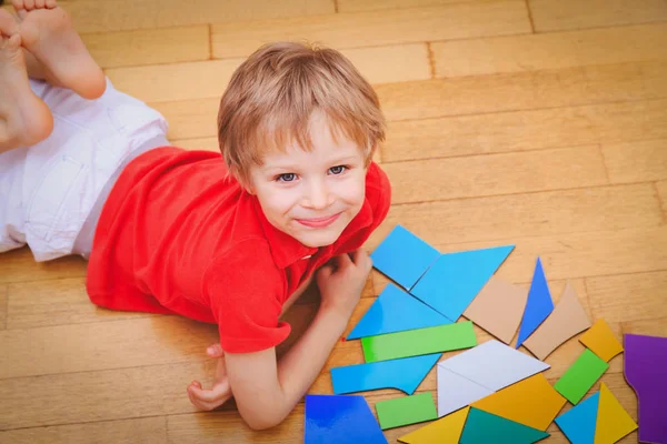 Menino feliz com brinquedos de quebra-cabeça, aprendendo — Fotografia de Stock