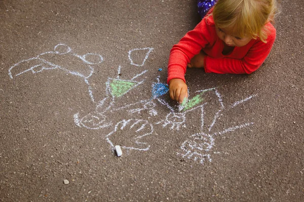 Crianças brincam ao ar livre - pequena família desenho menina no asfalto — Fotografia de Stock