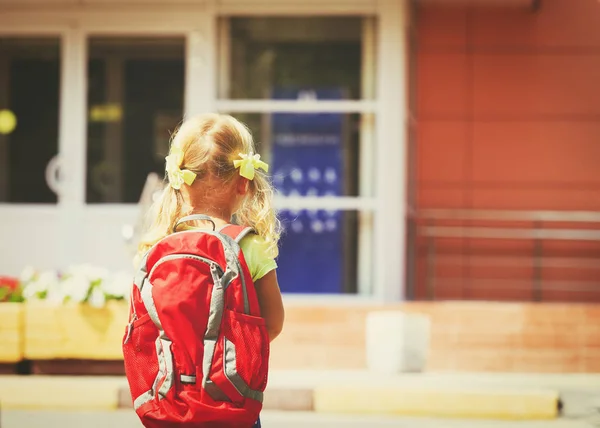 Powrót do szkoły - mała dziewczynka idzie do przedszkola lub przedszkola — Zdjęcie stockowe