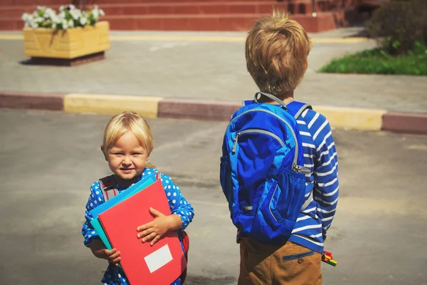 작은 소년과 배낭과 소녀 학교에가 서 — 스톡 사진