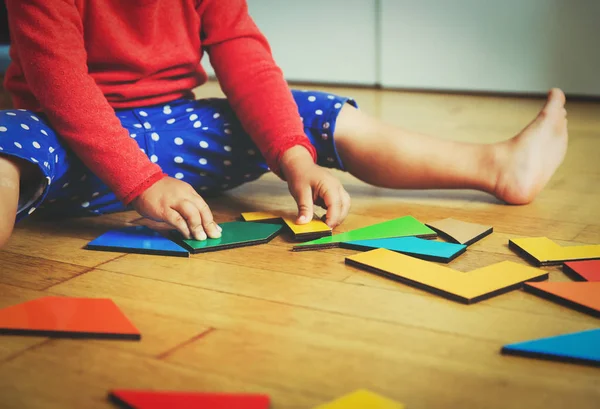 Menina brincando com quebra-cabeça, educação — Fotografia de Stock