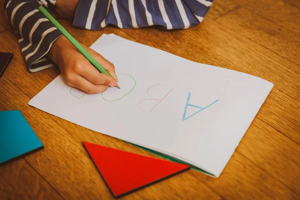 Kleine jongen leren om brieven te schrijven — Stockfoto