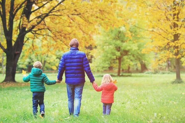 Pai com pequeno filho e filha andar no outono — Fotografia de Stock