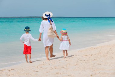 Anne ile küçük oğlu ve kızı yürüyüş sahilde