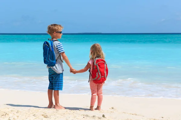 Malý chlapec a dívka cestování na tropické pláži — Stock fotografie