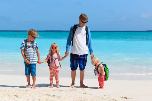 Vader met kinderen reizen op tropisch strand — Stockfoto