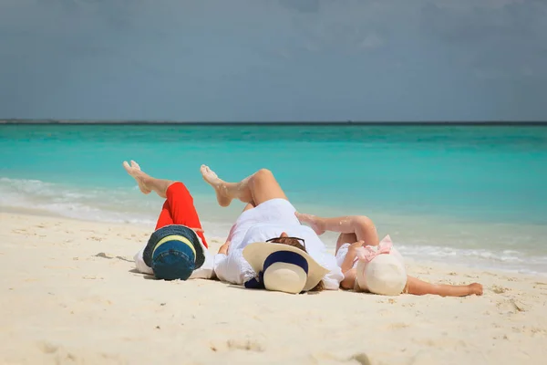 Mãe e pequeno filho e daugther jogar na praia — Fotografia de Stock