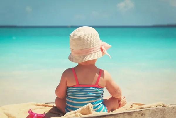 Carino bambina giocare sulla spiaggia — Foto Stock