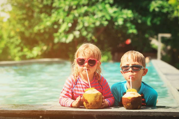 Malý chlapec a dívka pít koktejl coconut beach Resort — Stock fotografie