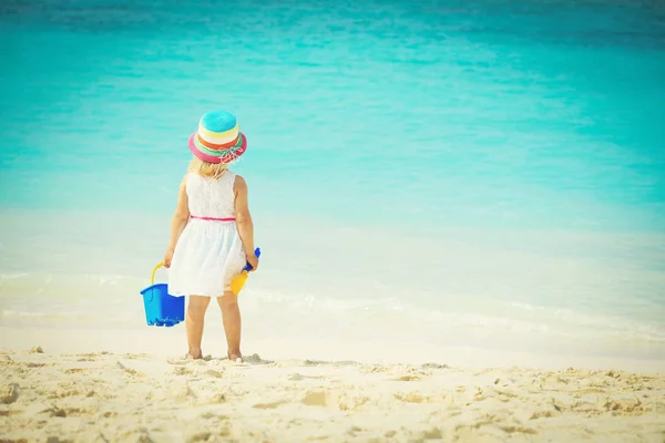 Bambina giocare con la sabbia sulla spiaggia — Foto Stock