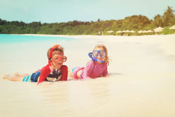 Μικρό αγόρι και κορίτσι καταδύσεις με αναπνευστήρα στην παραλία — Φωτογραφία Αρχείου