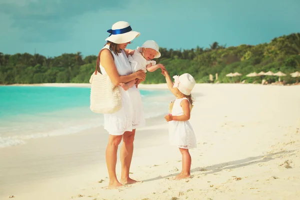 Matka s dvěma dcerami procházka na pláži — Stock fotografie
