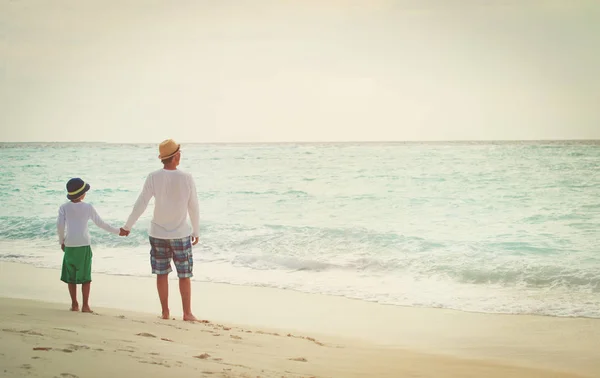 Ο πατέρας και ο μικρός γιος περπάτημα στην παραλία — Φωτογραφία Αρχείου