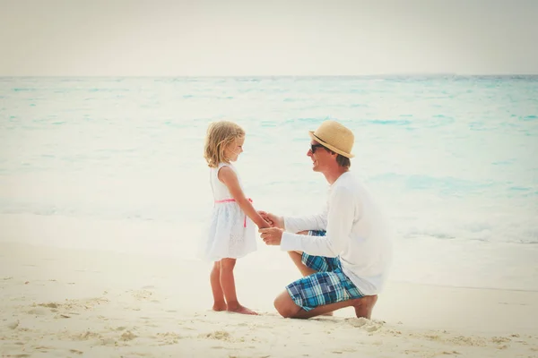 Ο πατέρας και η μικρή κόρη του κρατώντας τα χέρια στην παραλία — Φωτογραφία Αρχείου