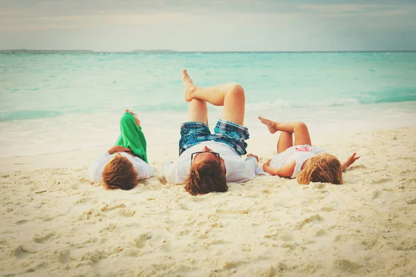 Padre e figlioletto e figlia giocano sulla spiaggia — Foto Stock