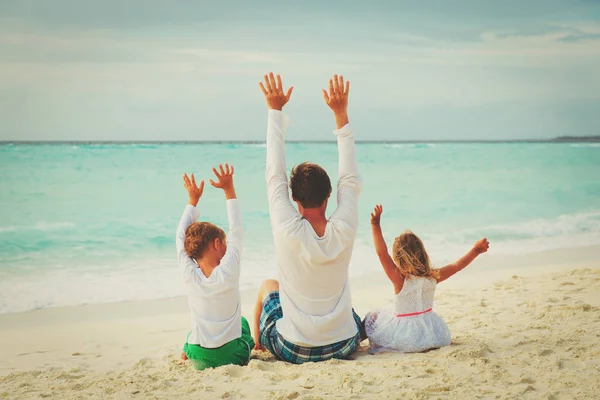 Ojciec, syn i Córka, zabawy na plaży — Zdjęcie stockowe