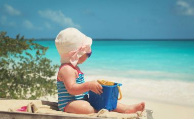 sevimli küçük kız oyun beach