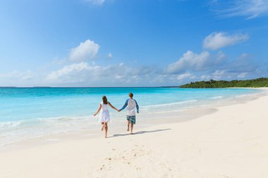 mutlu sevgi dolu çift tropikal kumsalın tadını çıkar.