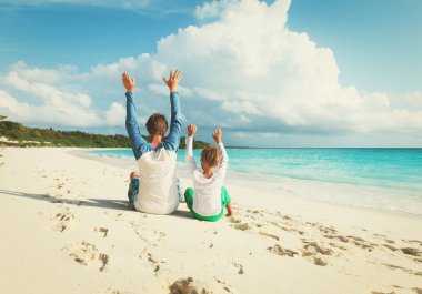 Baba oğul sahilde eğleniyorlar.