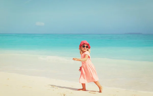 Feliz linda niña jugar en la playa —  Fotos de Stock