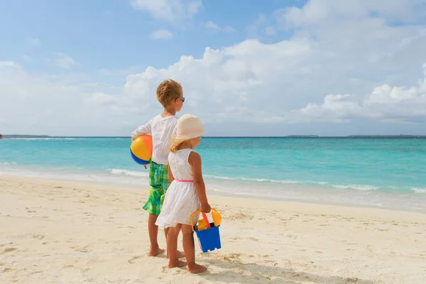 Kleine jongen en meisje gaan spelen op het strand — Stockfoto