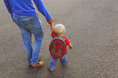 küçük kızım kreşe yürüyüş baba