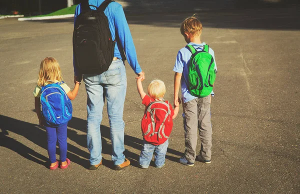 Padre llevando a los niños a la escuela o guardería — Foto de Stock