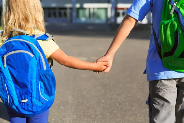 Liten pojke och flicka höll händer gå i skolan — Stockfoto