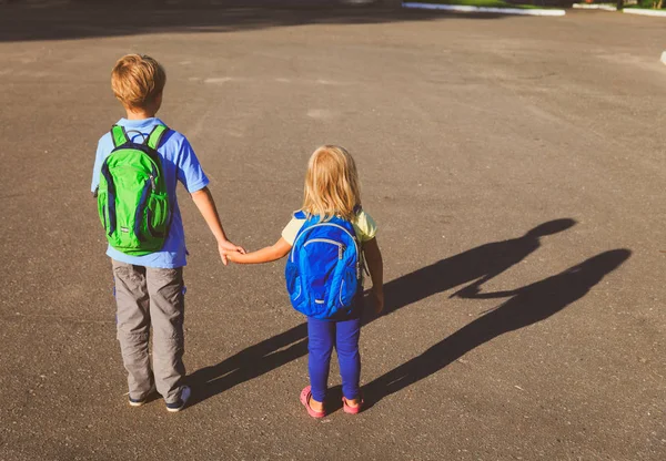 Liten pojke och flicka höll händer gå i skolan — Stockfoto