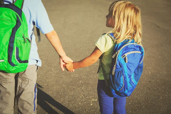 Kisfiú és a lány kezét menni az iskolába — Stock Fotó