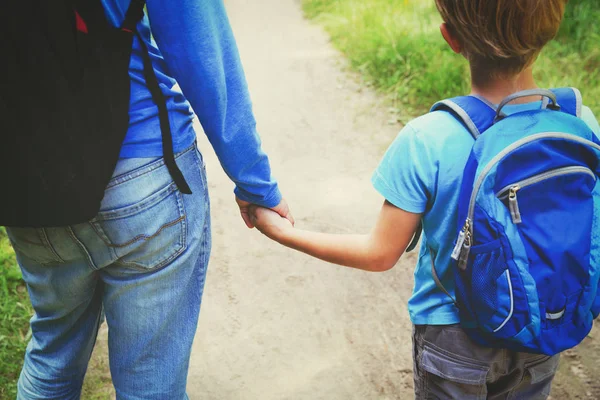 Padre e hijo al ir a la escuela — Foto de Stock