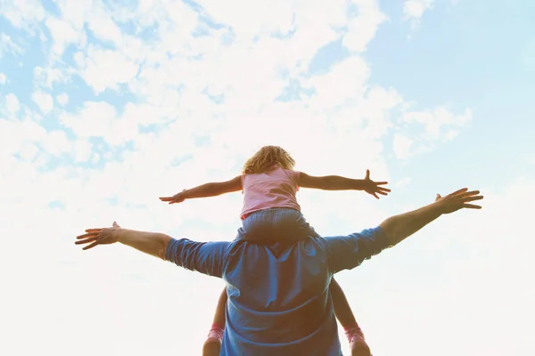 Ojciec i córeczka bawią się na niebie — Zdjęcie stockowe