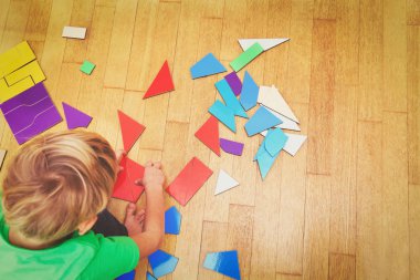 Küçük çocuk bulmacayla oynuyor