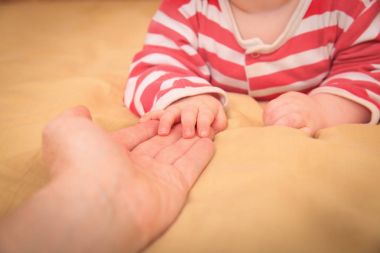 Aile Bakımı ve destek-anne holding el küçük bebek