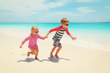 küçük oğlan ve kız koşmak beach adlı oyun