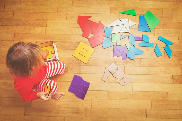 Niña jugando con rompecabezas, aprendizaje — Foto de Stock