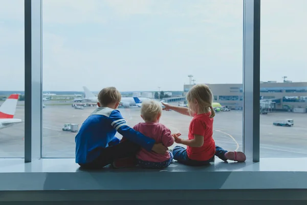Barnen väntar på planet i flygplats — Stockfoto