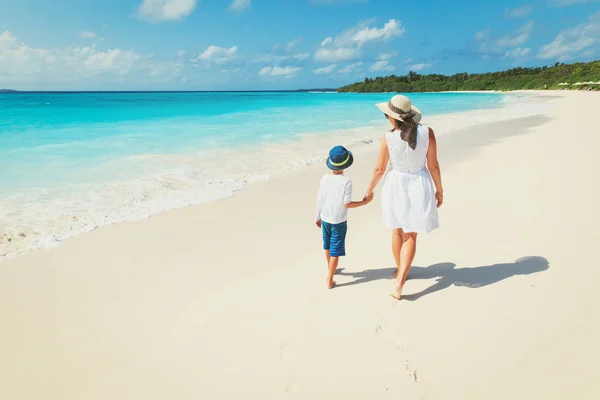 Anne ve oğlu tropik Sahilde yürüyüş — Stok fotoğraf