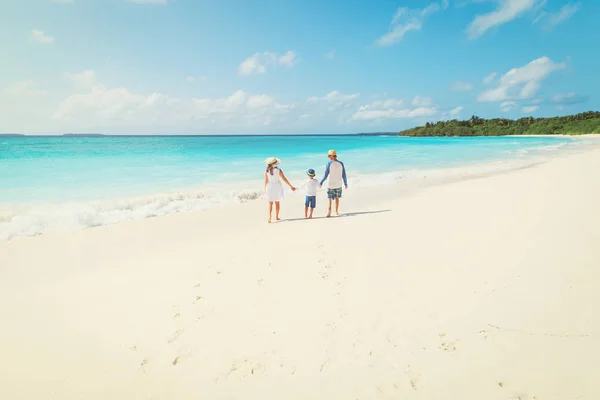 Rodina s dítětem chodit na pláži — Stock fotografie