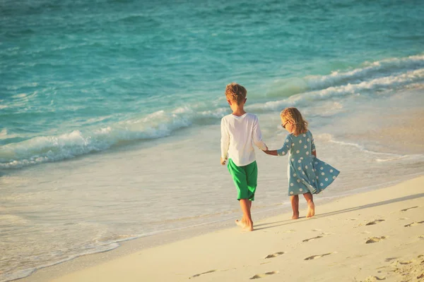 Kisfiú és a lány séta a nyári strand — Stock Fotó