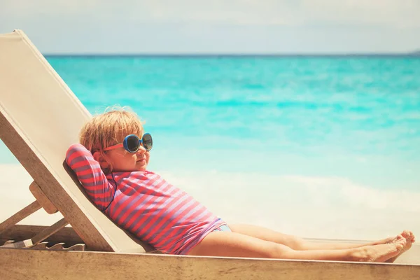 Bambina rilassata sulla spiaggia estiva — Foto Stock